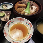 今半膳のすき焼き。特製タレをつけて頂きます。