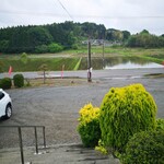 くるま食堂 - 高台のお店から見た、下の駐車場と道路です!