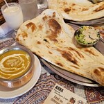 ダージリン - ランチBセット（チキンカレー（辛さ甘め）、ナン、ラッシー）¥990-　～美味しかった♪