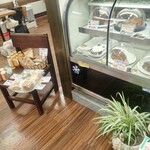 Neko No Niwa - 入ってすぐのとこにケーキのケースも