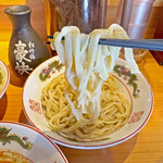 特選ラー油 肉そば 寅や - 以前の麺と比べて、幅は変わりませんが、大分薄くなりました