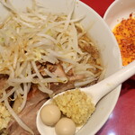 ラーメン二郎 - ラーメン半分＋ニンニク少し＋ショウガ半分＋玉子