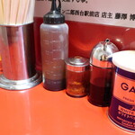 ラーメン二郎 - 卓上調味料