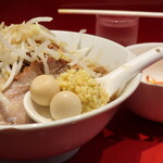 ラーメン二郎 - ラーメン半分＋ニンニク少し＋ショウガ半分＋玉子