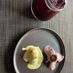 De La Koncha - 前菜、黄色はじゃがいもでクリームかな？、ピンクはタコでヨーグルト？。紫はトウキビジュース、料理に合う