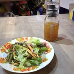 タイ屋台酒場ガムランディー - ◆サラダ、自家製ドレッシング･･ドレッシングは柑橘を感じ、サッパリした味わい。
