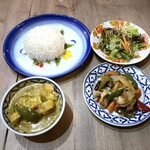 タイ屋台酒場ガムランディー - ◆メインを2品選ぶランチを(1,000円：税込）。 提供は早く、6～7分程度。