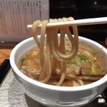 中華蕎麦 ひら井 - つけ蕎麦はこのくらい麺をつけて食べるのがオススメ！