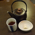 Fuuryuu Udonsoba Ryouri Utaandon - お茶には牛蒡せんべいの試食付き
