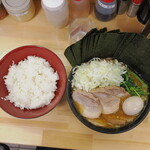 ラーメン 三亀 - ラーメンとご飯
