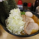 ラーメン 三亀 - 左面