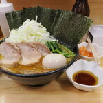 ラーメン 三亀 - ラーメンとネギのタレ