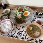 薪Cafe 木都 - ライス・サラダ・スープ(濃厚鶏出汁)・小鉢あれこれ