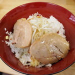 ラーメン 三亀 - ネギ、チャーシューのせ