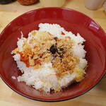 ラーメン 三亀 - ご飯に薬味