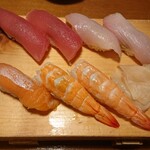 Sushi Izakaya Yataizushi - ハマチ・マグロ・海老・サーモン