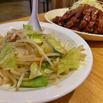 Ramenchan - 中華飯￥750 全体的に薄味なんだけど､とんこつがダシに入ってて野菜もシャキシャキしてる｡