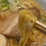 ラーメンちゃん - デラックス背脂麺¥1,280 麺は細麺で食べやすい