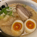 Ramenchan - デラックス背脂麺¥1,280 背脂たっぷりの豚骨がガツンとくるスープ｡しょっぱさの中に､ほのかな甘みが感じられる｡