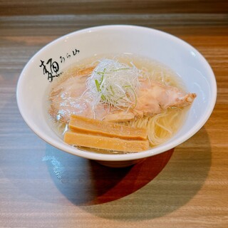 魚介の旨味溢れるスープにもっちり麺が絡む「塩ラーメン」