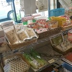 秋川牧園 直売店 - 一応、コーヒーやカレー粉なども売っています。