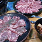 クーポン券のセットで、生ラム成吉思汗とハーブラムがそれぞれ2人前ずつ(同じセットのキムチ盛も見えてます)