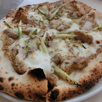 イタリアーナ エノテカ ドォーロ - 鶏もも肉ローストとアスパラガス・マスタードのピッツァ1300円
