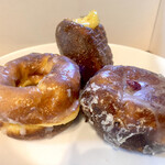 I'ｍ donut ?グルテンフリー - 奥からオムレツ、焼きケーキドーナツ、フルーツ