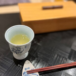 四季彩ダイニング　春 - ◯一番出汁
      …まずは、春さんのお料理の基本となるお出汁です。羅臼昆布、枕崎鰹節を使った上品なお味。