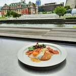 TOSA - お料理の向こうに見える中央公会堂、晴れた日はさらに気持ちよく過ごせそう！