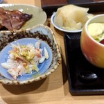 二代目　花鮨 - 7,700円のコースは毛蟹と茶碗蒸し、ギンダラの西京焼き、と、握り寿司7貫と鉄火巻半本と玉子焼き