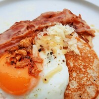 TOSA - メープルしみ込む甘いパンケーキにベーコンの塩気、削ったチーズや風味良い黒胡椒がヤミツキになる組み合わせ