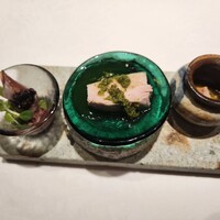 南青山エッセンス - 前菜)ミズダコのパプリカソース、ホタルイカ、花山椒を添えた柔らかいお肉　ヤバい、泡が進む(笑)