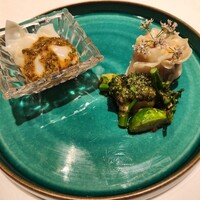 南青山エッセンス - プリプリの海鮮シュウマイにパクチーのお花添え、芽キャベツをえごまやXO醤で和えたやつ、水餃子みたいなのもヤバい、皿ごと舐めたいくらい美味しい