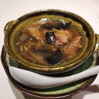 南青山エッセンス - 薬膳スープ。ホロホロ柔らかく煮たスペアリブとキクラゲと…美肌になること間違えなし、滋味深いお味にほっこり