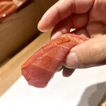 名駅 鮨 天野 - 宮城県産 中トロ握り(鮨リフト)