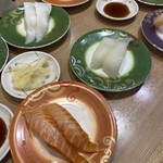 回転寿し トリトン 伏古店 - 大トロサーモンがお値打ちだと思いますね。トロけるサーモンがこの大きさで二貫300円切るなんてスゴすぎる。