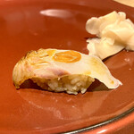 名駅 鮨 天野 - 三重県産 ヒラメ握り ウニソース添え