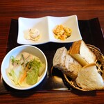 さんたべーる - ●郡上肉味噌カレーピッツァランチ1,200円
      ○人参とかぼちゃのサラダ
      かぼちゃの甘みがシッカリとあるサラダとなる。
      
      ○自家製パン
      3種類のパンの表面が
      焼かれた状態で提供されている。