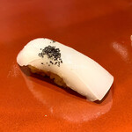 名駅 鮨 天野 - 長崎県産 ケンサキイカ握り 竹炭塩添え