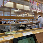 回転寿し トリトン 伏古店 - 職人さんが握ってくれます。