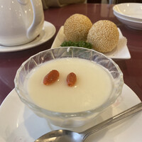 華正樓 新館 - 華正楼の杏仁豆腐は華やかな香りで激ウマ　胡麻団子は何個でもイケる