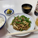 貴福 - 豚肉とピーマン炒め定食、瓶ビール