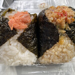 Omusubi Gombee - 紅さけとピリ辛豚みそ玄米