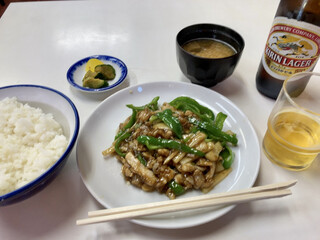 貴福 - 豚肉とピーマン炒め定食、瓶ビール