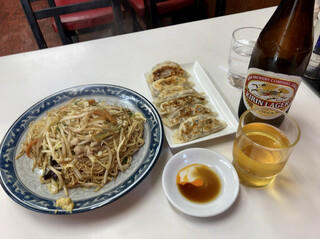 貴福 - 焼きそば、焼き餃子、瓶ビール