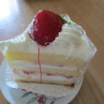ユーハイム - イチゴのショートケーキ４００円。

フワフワスポンジにたっぷりの生クリームまさにケーキの王様イチゴのショートケーキです、これも本当はもっときれいな形してます・・・・
