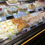 ユーハイム - 広い落ち着いたカフェスペースもある店内にはお店の代名詞となってるバームクーヘン以外にも美味しそうなケーキが沢山並んでました。

