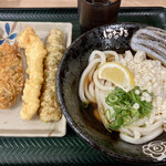 Hanamaru Udon - ぶっかけ冷　中盛+アジフライ、いか天、ちくわ天。揚げ物冷め冷めでテンション下がりまくり。うどんは美味しいけど。