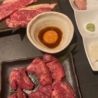 BeefGarden 二子玉川 - 生タン盛り合わせ、大判 黒毛和牛 ユッケ風卵黄ソース